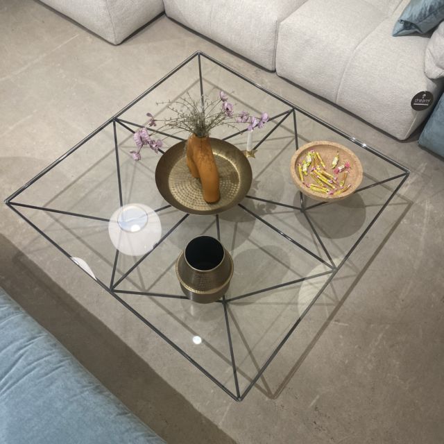 La table basse Alanda, pièce emblématique des années 80, est aujourd'hui revisitée en hommage à Paolo Piva, le grand architecte et designer.

Éditée par B&B Italia, cette icône du design existe en deux dimensions ainsi qu'en deux finitions. 

https://uniquementvotre.ch/produit/table-basse-alanda-18/

#uniquementvotre #showroom #bebitalia #alanda #smalltable #glass #design #paolopiva #icone #ambiance